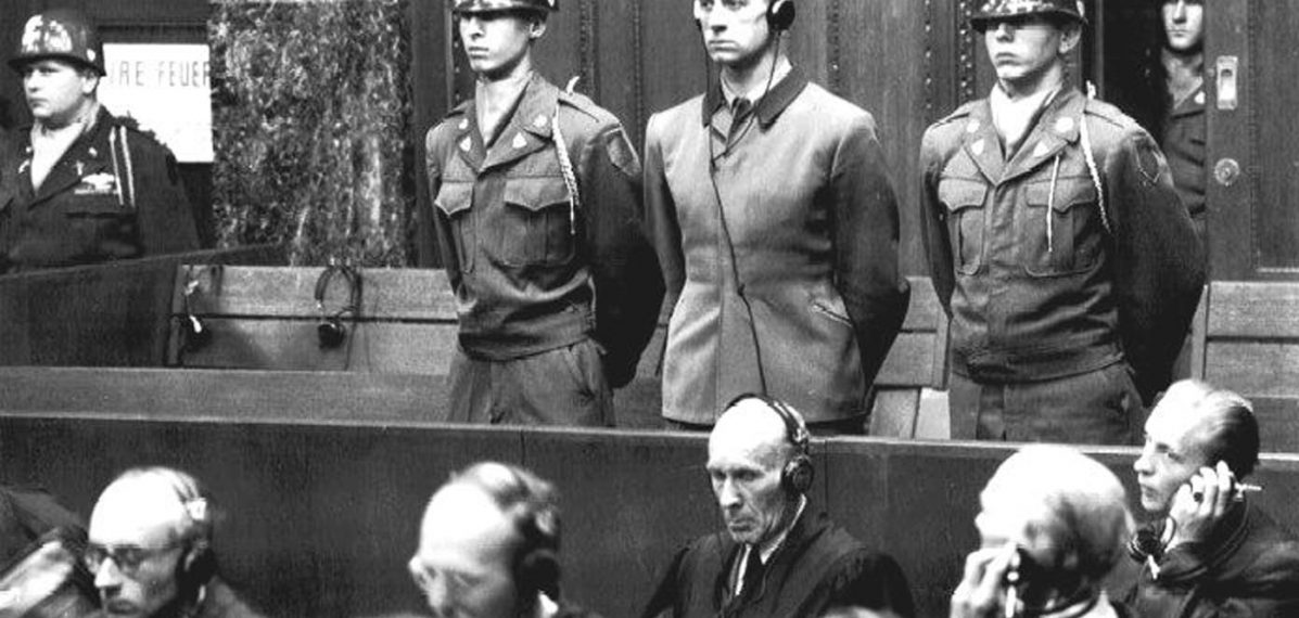 Das Foto zeigt ein historisches schwarz-weiß Foto von den Nürnberger Prozessen. Zu sehen ist der Nazi-Verbrecher Karl Brandt