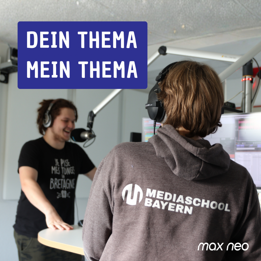 Das Podcastbild "Dein Thema - Mein Thema" zeigt zwei Moderator*innen im Studio.