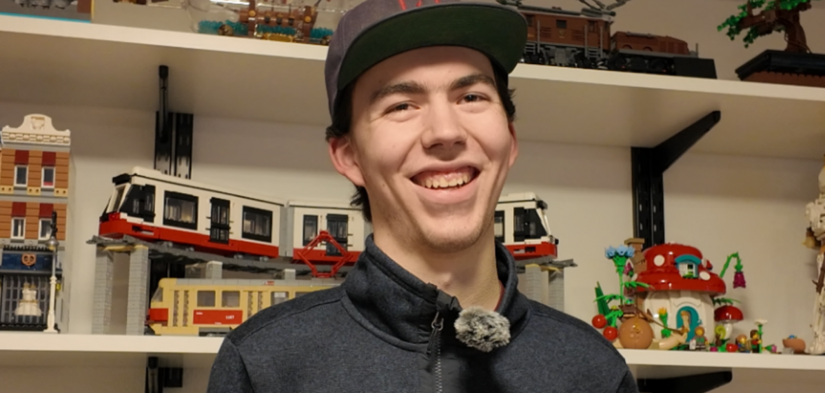 Das Foto zeigt Thijn Fesich im Porträt vor seinen Lego-Bauten.