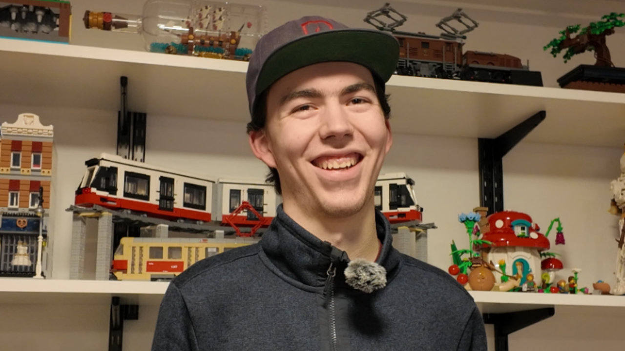 Das Foto zeigt Thijn Fesich im Porträt vor seinen Lego-Bauten.