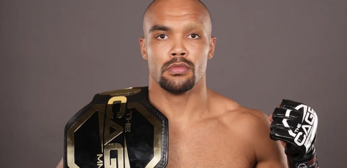 Das Foto zeigt Tyrone Pfeiffer mit Handschuhen und Gürtel.