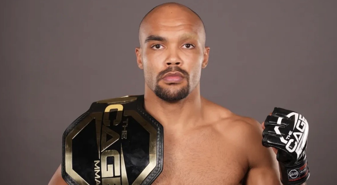 Das Foto zeigt Tyrone Pfeiffer mit Handschuhen und Gürtel.