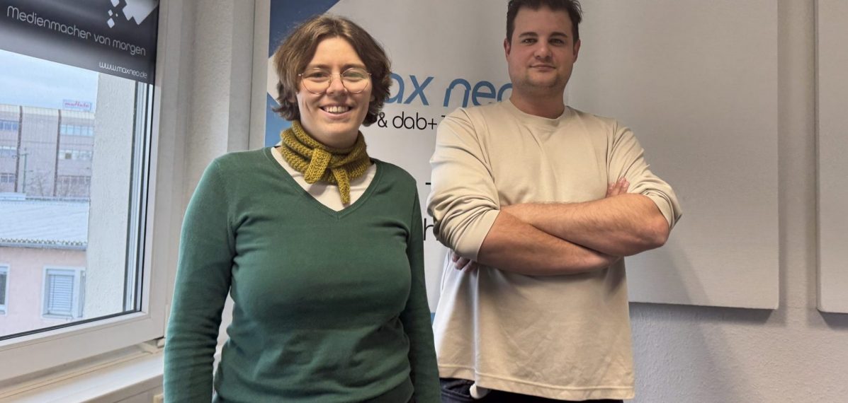 Das Foto zeigt Moderatorin Lena mit dem Musiker Adrian Kontri von Klinikel.