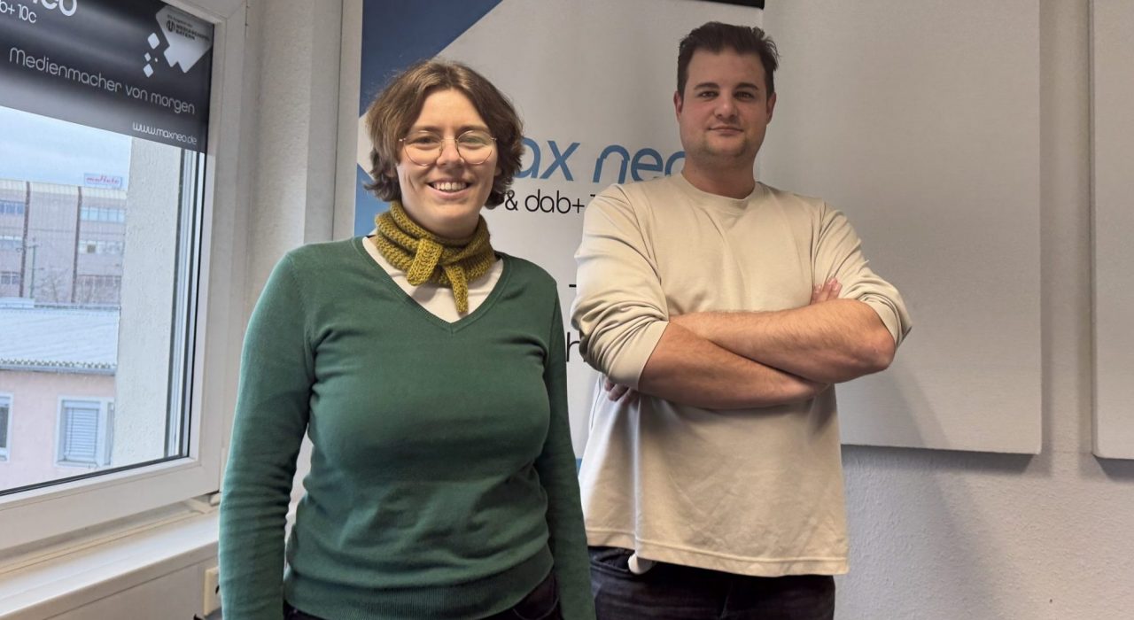 Das Foto zeigt Moderatorin Lena mit dem Musiker Adrian Kontri von Klinikel.