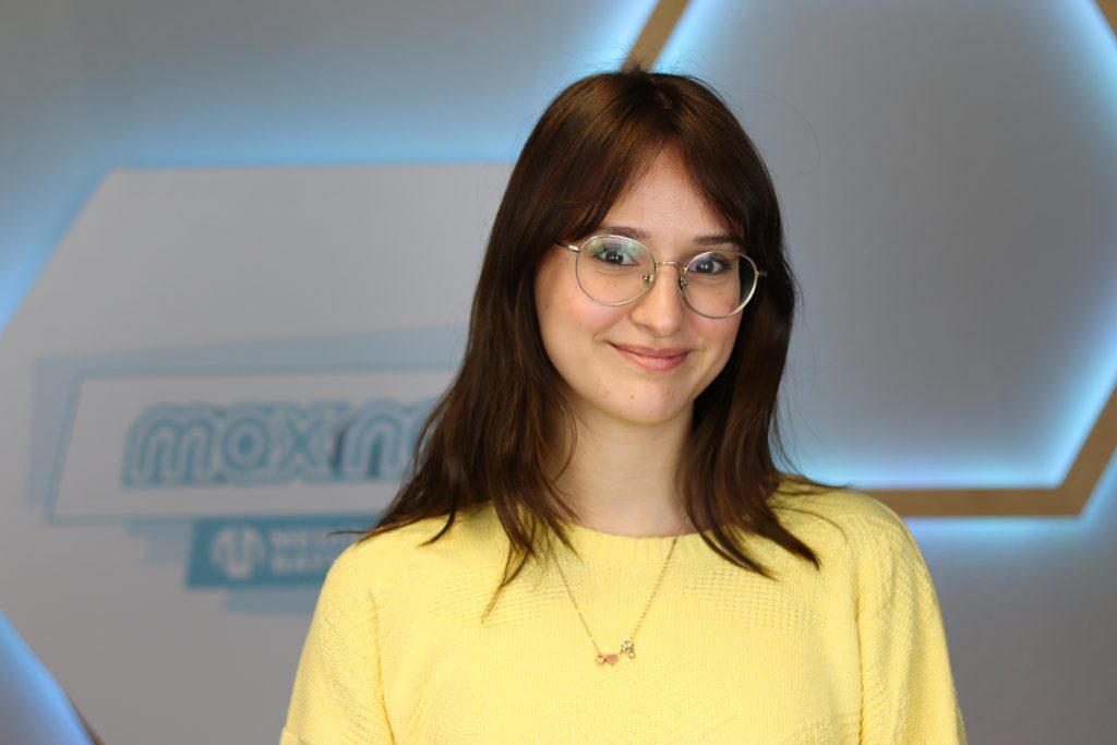 Das Foto zeigt Isabel Gomes im Porträt vor dem max neo Banner.