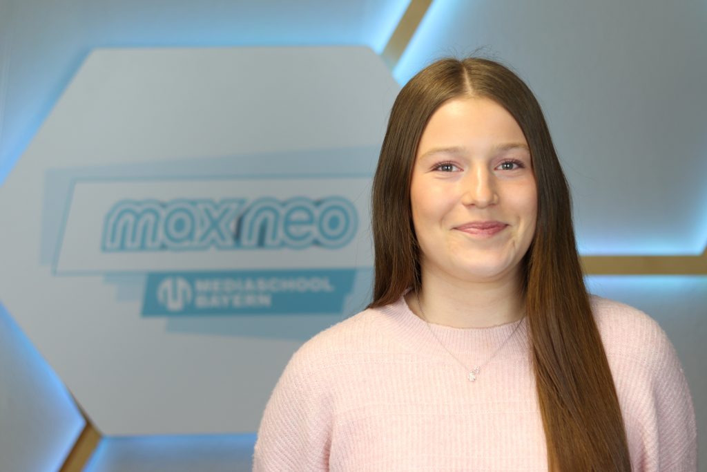 Das Foto zeigt Keira Boldt im Porträt vor dem max neo Banner.