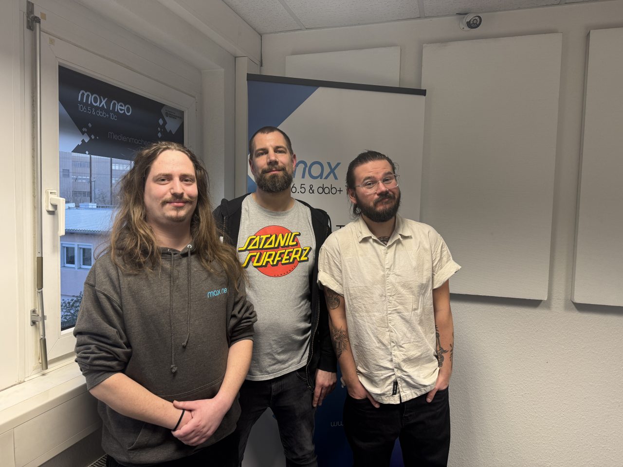 Das Foto zeigt den Moderator Lars Eberhard gemeinsam mit Jens und Basti von der Band Melonball.