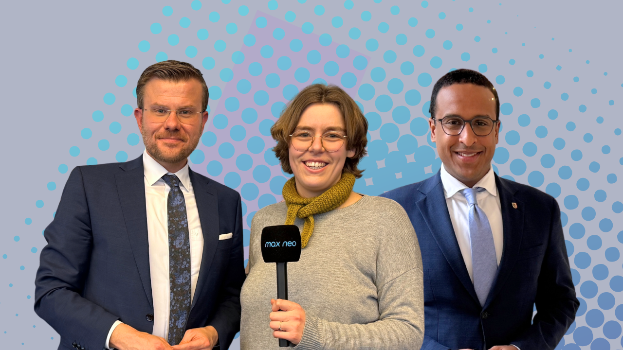 Das Foto zeigt den Oberbürgermeister Marcus König mit Moderatorin Lena Schnelle und den Oberbürgermeisterkandidaten Dr. Nasser Ahmed.