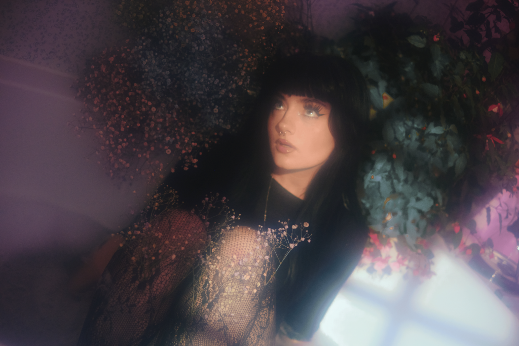 Leicht verschowmmen sieht man Sängerin Belli.