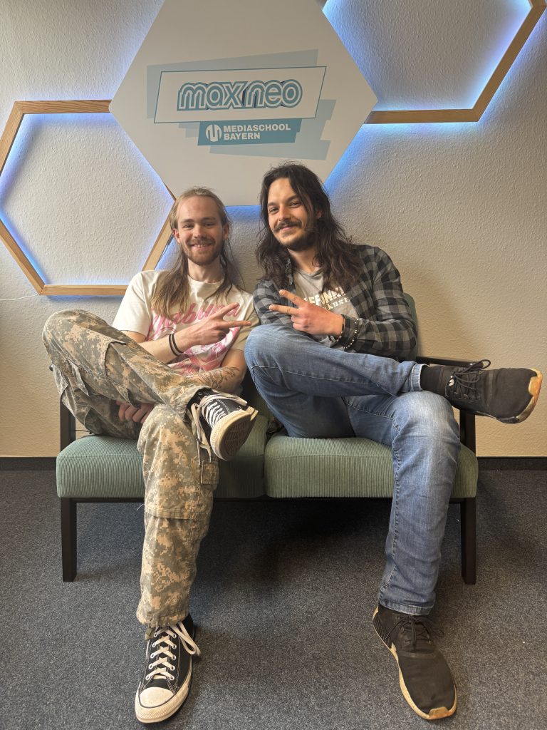 Auf der linken Seite sitzt Drummer Keno, daneben sitzt Sänger Liam. 