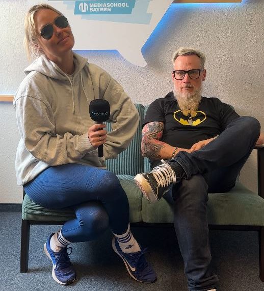 Das Bild zeigt die Band Brunhilde, die auf einem Sofa sitzen.