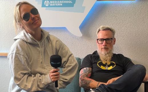 Das Bild zeigt die Band Brunhilde, die auf einem Sofa sitzen.