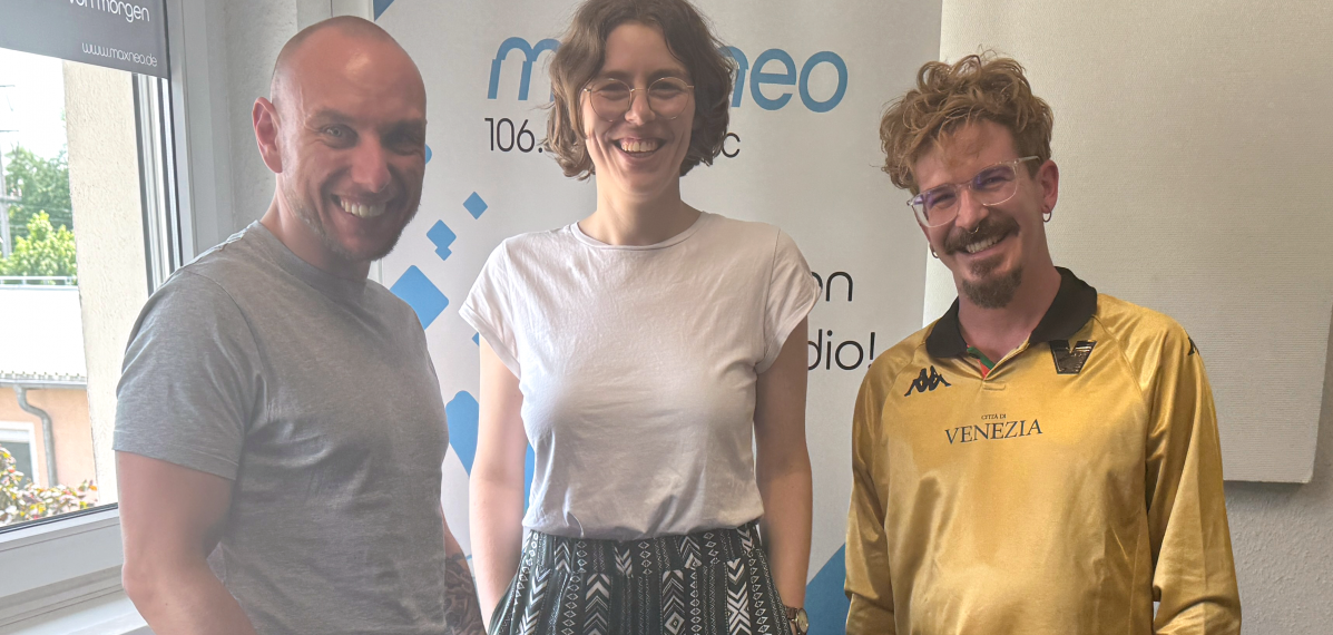 Das Foto zeigt Tom und Mike von der Band Meloco mit der Moderatorin Lena Schnelle.