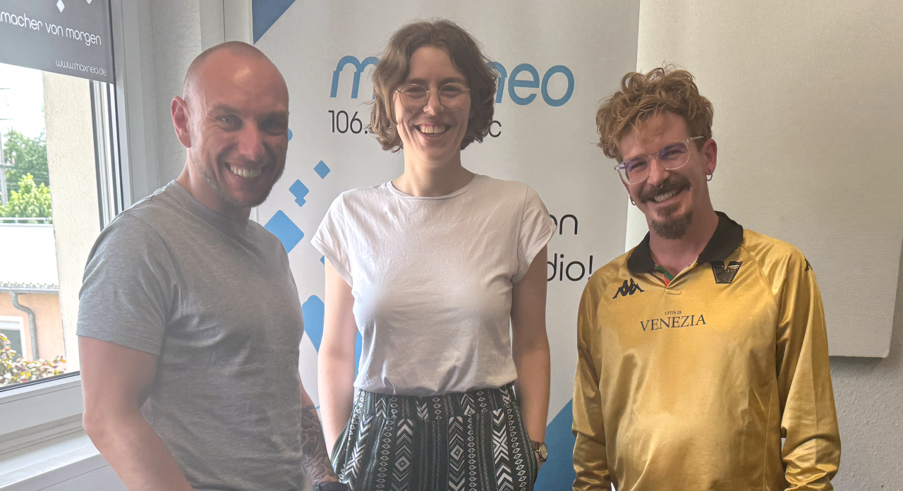 Das Foto zeigt Tom und Mike von der Band Meloco mit der Moderatorin Lena Schnelle.