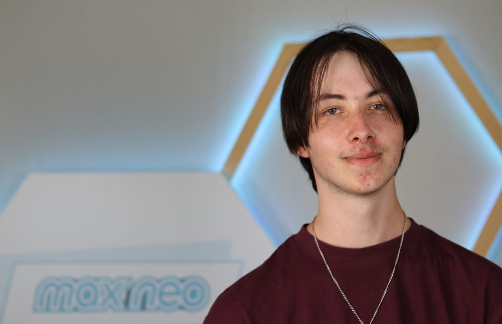 Das Foto zeigt Erik Lust im Porträt vor dem max neo Logo.