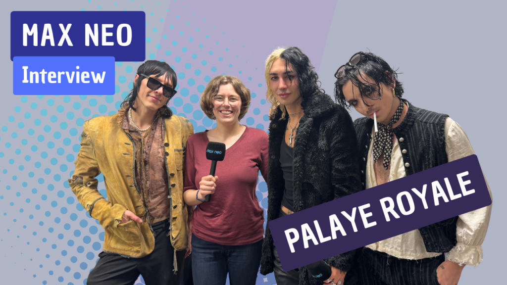 Das Foto zeigt die Band Palaye Royale mit der Moderatorin Lena Beck.