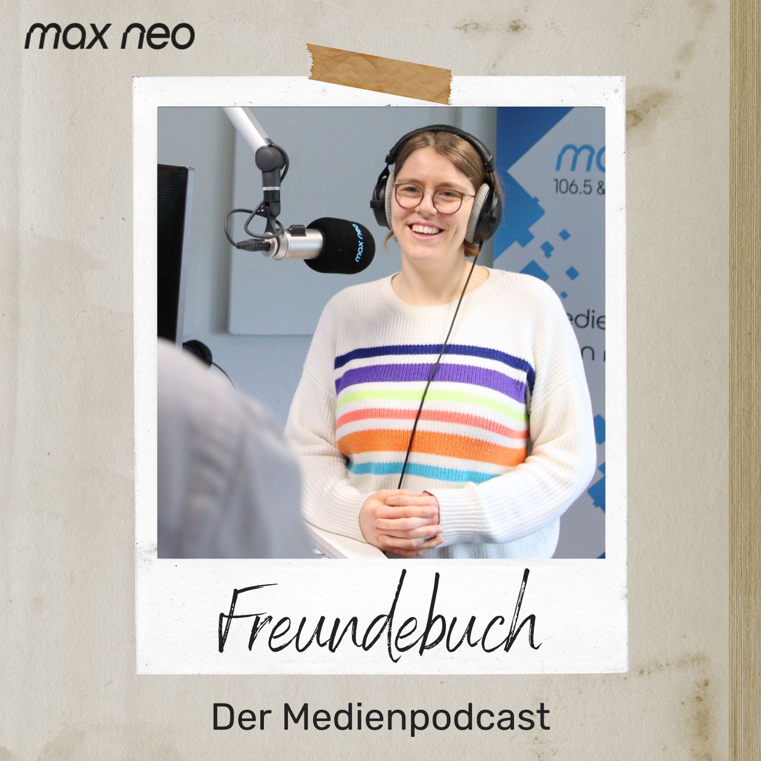 Das Cover des Podcasts "Freundebuch" zeigt die Host Lena Beck am Mikrofon.