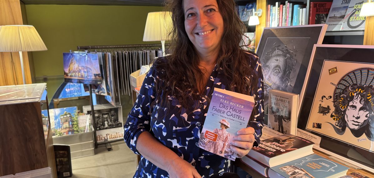 Das Foto zeigt Elke Becker mit ihrem Buch "Das Haus Faber Castell" in einer Buchhandlung.