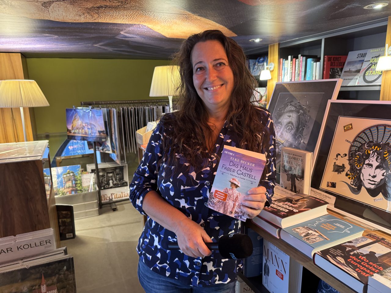Das Foto zeigt Elke Becker mit ihrem Buch "Das Haus Faber Castell" in einer Buchhandlung.